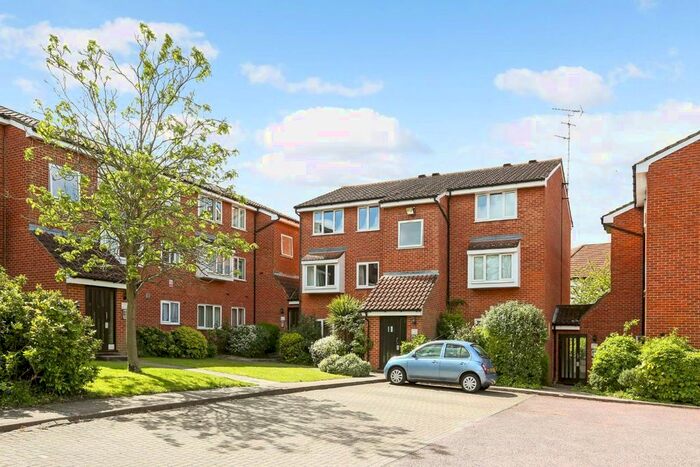 2 Bedroom Flat To Rent In Cambridge Gardens, London, N10