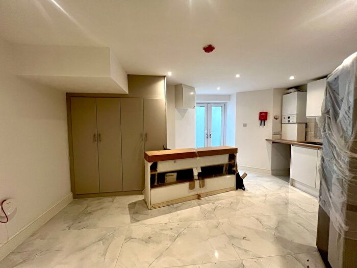 1 Bedroom Flat To Rent In Longley Road, SW17