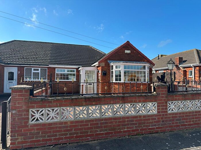 2 Bedroom Semi-Detached Bungalow For Sale In Barry Avenue, Grimsby, DN34
