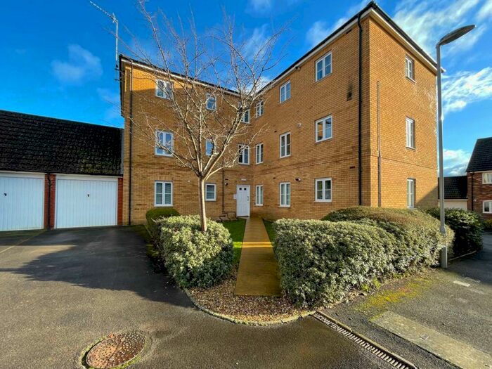 2 Bedroom Flat To Rent In North Fields, Sturminster Newton, DT10