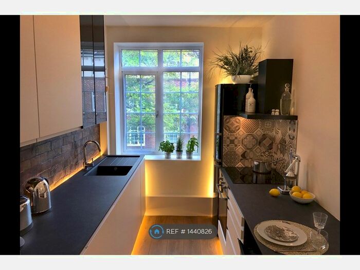 3 Bedroom Flat To Rent In Purbrook Estate, London, SE1