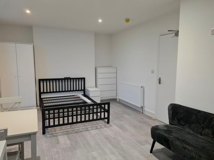 Studio To Rent In Abbey Road, Torquay, TQ2