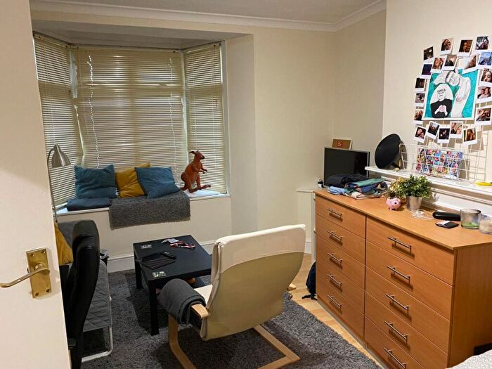 3 Bedroom Flat To Rent In Finchley Lane, Hendon, NW4