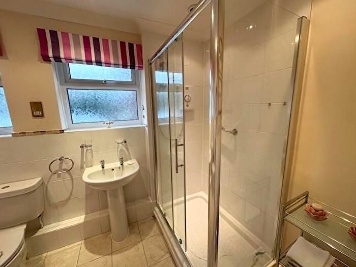 2 Bedroom Detached Bungalow To Rent In The Moors, Thatcham, RG19