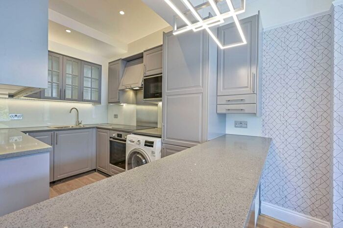 3 Bedroom Flat To Rent In Home Park Road, Wimbledon Park, London, SW19