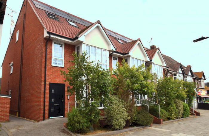2 Bedroom Flat To Rent In Estuary Mews, London Road, Leigh On Sea, SS9