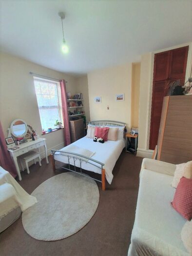 Studio To Rent In Seven Sisters Road, London, N7