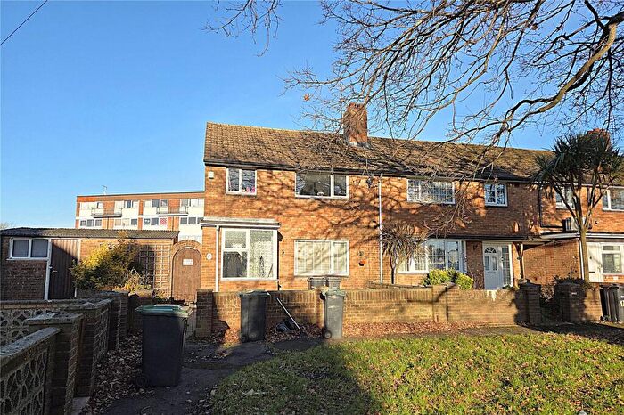 3 Bedroom End Of Terrace House For Sale In Middle Park Way, Havant, Hampshire, PO9