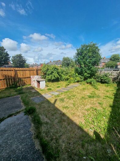 2 Bedroom Flat To Rent In Holystone Crescent, Heaton, Newcastle Upon Tyne, NE7