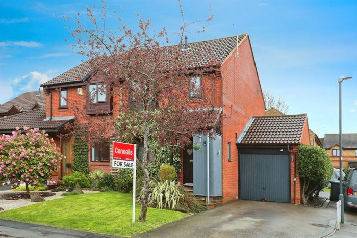 3 Bedroom Semi-Detached House For Sale In Willow Sheets Meadow, Cubbington, Leamington Spa, CV32