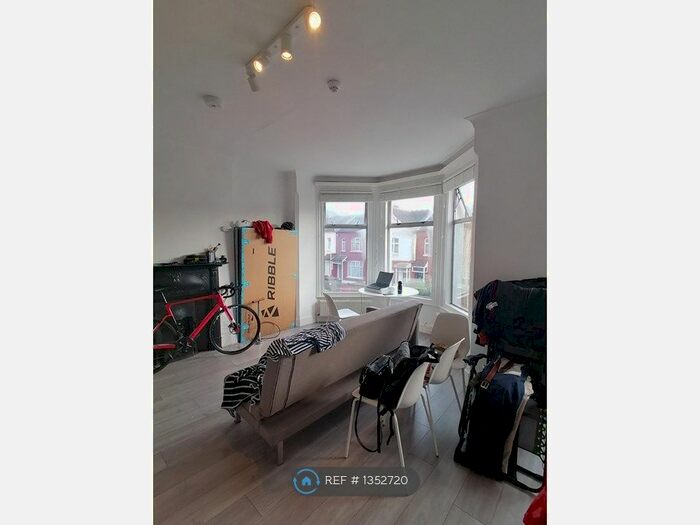 1 Bedroom Flat To Rent In Woodside Road, London, N22