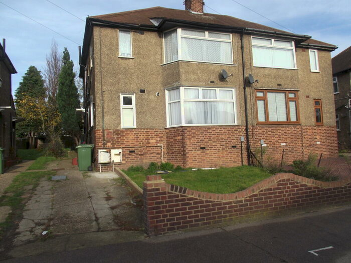 2 Bedroom Flat To Rent In Eversley Avenue, Barnehurst, DA7