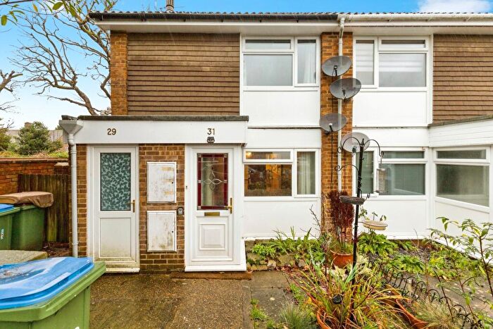 1 Bedroom Maisonette For Sale In Sycamore Avenue, Horsham, West Sussex, RH12