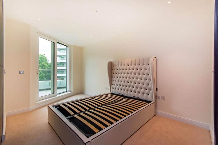 2 Bedroom Flat To Rent In Queenstown Road, Battersea, London, SW11