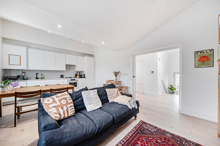 1 Bedroom Flat To Rent In Peckham Road, Camberwell, London, SE5