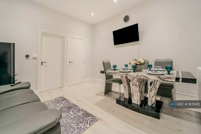 2 Bedroom Flat To Rent In Kimberley Avenue, Ilford, IG2