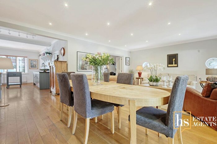 5 Bedroom Detached House For Sale In Hillside Walk, Brentwood, CM14