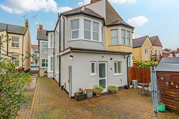 1 Bedroom Flat For Sale In Cobham Road, Westcliff-On-Sea, SS0