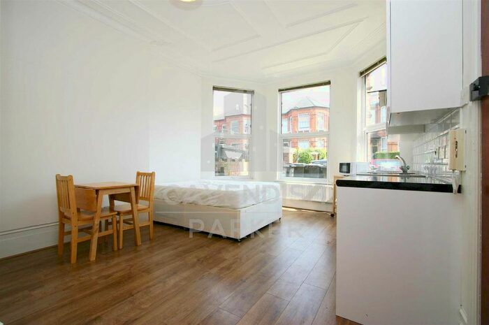 Studio To Rent In Manstone Road, Kilburn, London, NW2