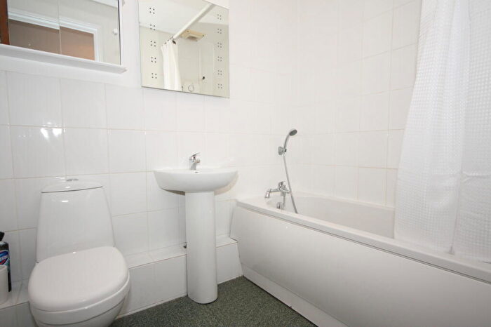 2 Bedroom Flat To Rent In Beta Road, Woking, GU22
