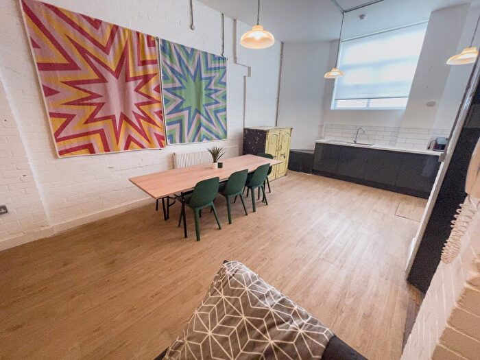 6 Bedroom Flat To Rent In Kempston Street, L3