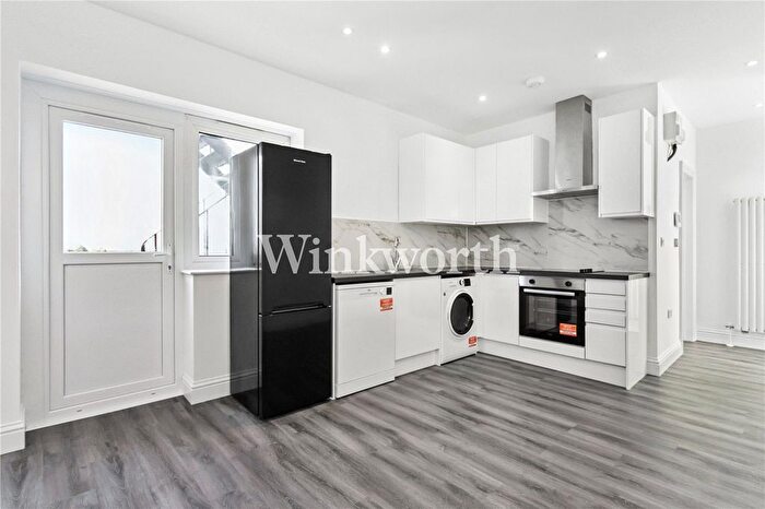 Studio To Rent In Aldermans Hill, London, N13