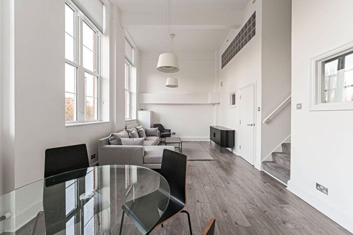 3 Bedroom Flat To Rent In Este Road, Clapham Junction, London, SW11