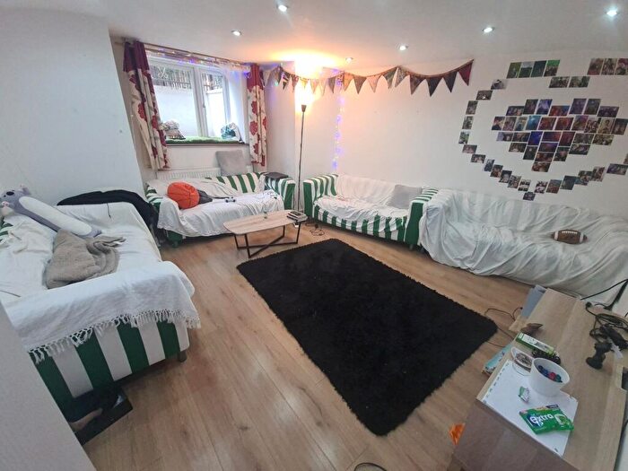10 Bedroom House To Rent In Headingley Avenue, Leeds, LS6