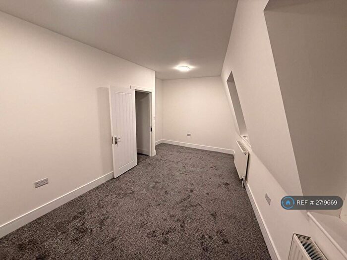 3 Bedroom Flat To Rent In Bromley Road, London, E10