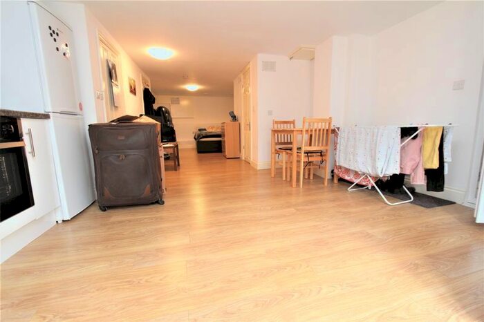 Studio To Rent In Summers Lane, London, N12