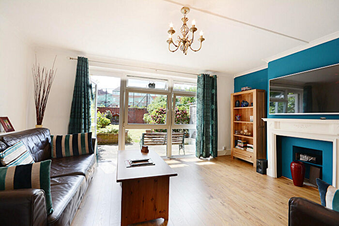 3 Bedroom Ground Maisonette To Rent In Congreve Street, London, SE17