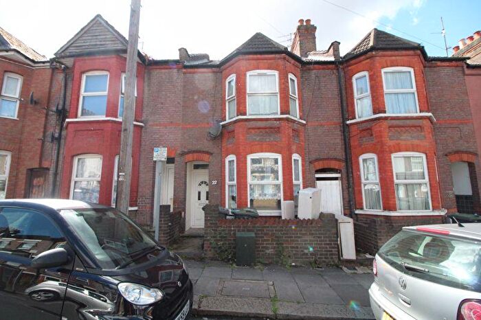 3 Bedroom Terraced House For Sale In Lyndhurst Road, Luton, LU1