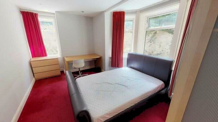 3 Bedroom Flat To Rent In Shaw Lane, Headingley, Leeds, LS6