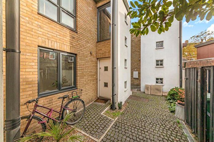 2 Bedroom Terraced House For Sale In Vale Row, Highbury, N5