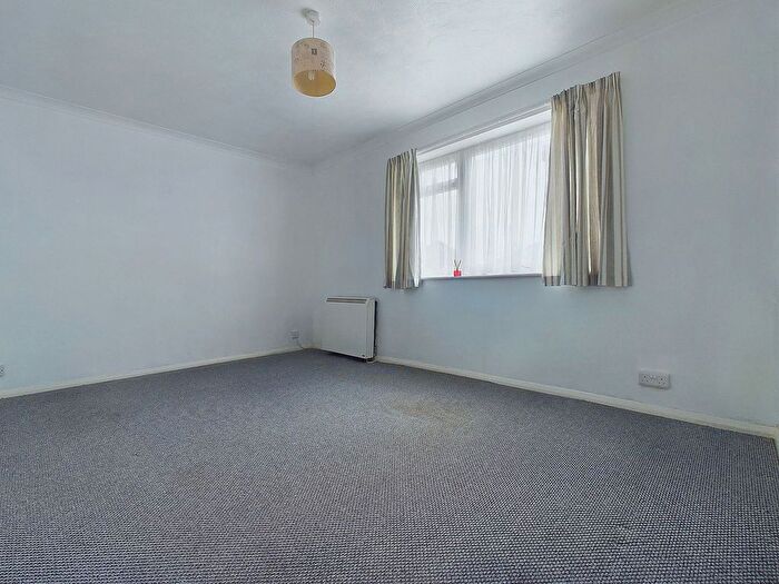 1 Bedroom Flat For Sale In Sompting Road, Lancing, BN15