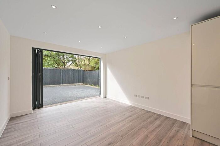 3 Bedroom Mews To Rent In Victoria Road, Barnet, EN4