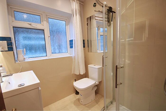 2 Bedroom Semi-detached Bungalow For Sale In Horsham Road, Feltham, TW14