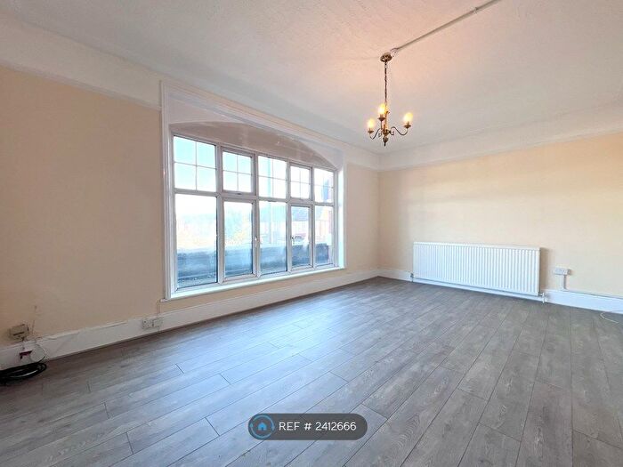 2 Bedroom Flat To Rent In Green Lanes, London, N13