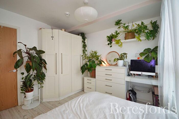 1 Bedroom Flat For Sale In Holly Court, Dolphin Approach, RM1