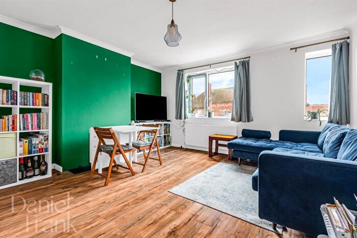 2 Bedroom Flat For Sale In High Road, Loughton, IG10