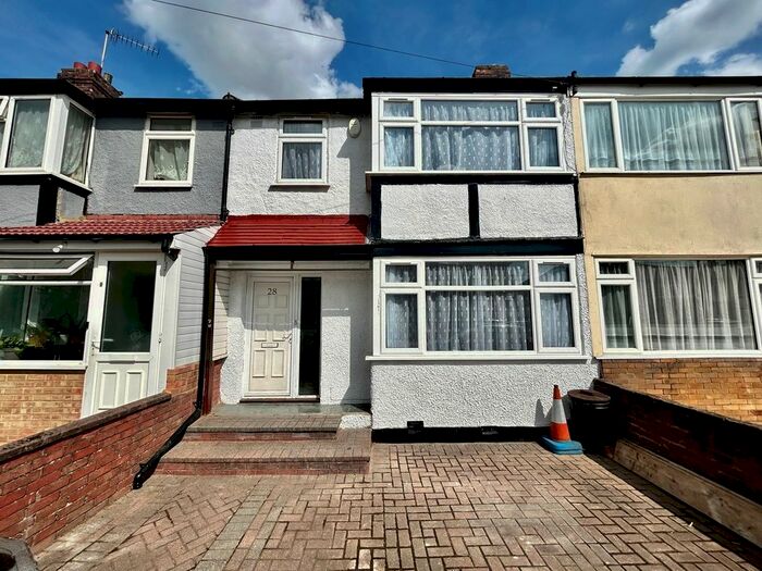 3 Bedroom Property To Rent In Lee Road, Perivale, Greenford, UB6