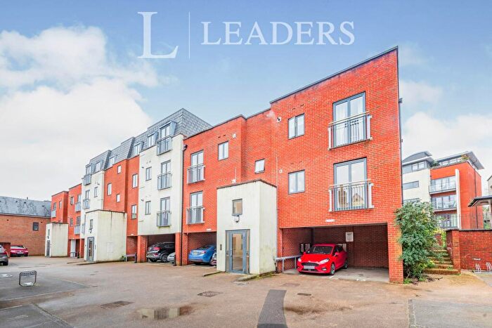 2 Bedroom Flat To Rent In Barnes Mews, Bishopric, Horsham, RH12