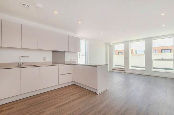 3 Bedroom Flat To Rent In Hopkins Court, Acton, London, W3