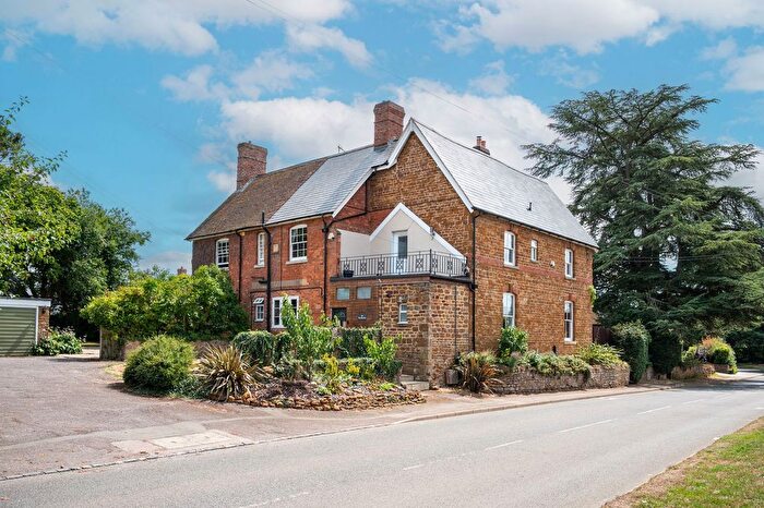 4 Bedroom Semi-detached House For Sale In The Beeches, Chipping Warden, OX17