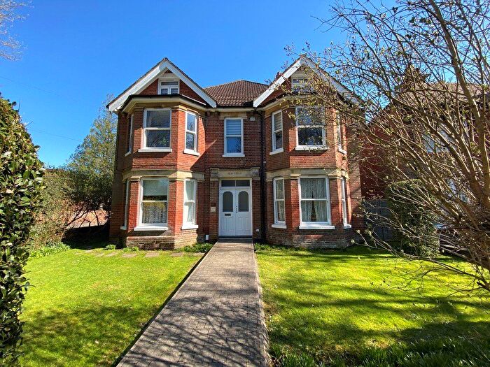 2 Bedroom Flat To Rent In Highfield Road, Southampton, Hampshire, SO17