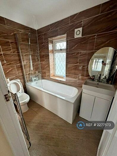 3 Bedroom Semi-Detached House To Rent In Greenfields Road, Reading, RG2