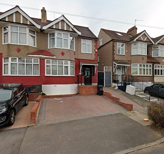 4 Bedroom Semi-Detached House To Rent In Crownhill Road, Woodford Green, IG8