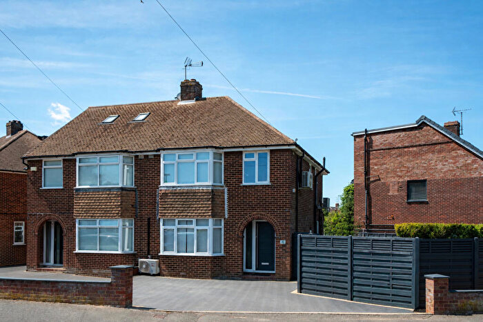 3 Bedroom Semi-Detached House For Sale In Sundown Avenue, Dunstable, Bedfordshire, LU5