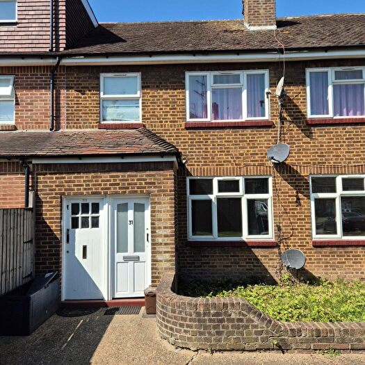 2 Bedroom Ground Maisonette To Rent In Regal Court, London, N18