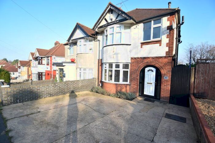 3 Bedroom Property To Rent In Somerset Avenue, Luton LU2